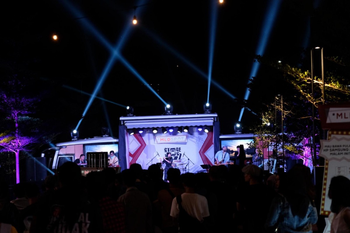 Arina sedang bermain flute di Stage Bus Jazz Tour 2019 – Bandung